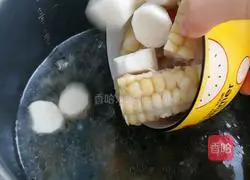 Illustration of how to make black chicken soup 5