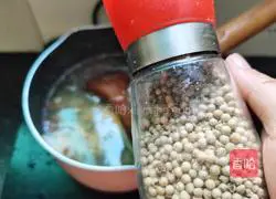 Illustration of making fungus, shrimp skin and egg drop soup 13