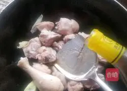 Illustration of how to make mushroom, fungus and chicken leg soup 4