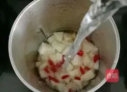 Illustration of how to make Sichuan clam, wolfberry and snow pear soup 6