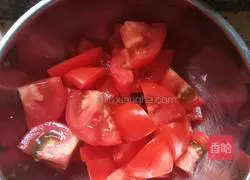 Illustration of how to make tomato, meat and egg soup 3