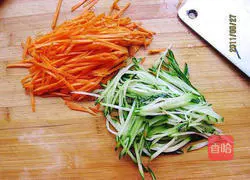 Illustration of how to make garlic cold noodles 1