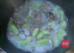 Illustration of how to make loofah and clam soup 8