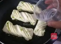 Illustration of how to make fried rolls 19