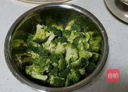 Illustration of how to make cold white fungus and broccoli 3