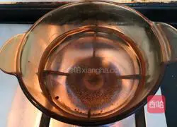 Illustration of how to make wolfberry wine-stuffed meatball soup 7