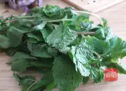 Illustration of how to make lemon mint honey drink 1