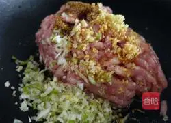 Illustration of how to make fried radish leaves 4