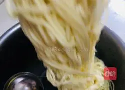 Illustration of how to make homemade hot and sour cold noodles to relieve summer heat 7