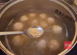 Illustration of how to make shrimp and chicken meatball soup 10