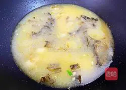 Illustration of how to make pickled fish in golden soup 8