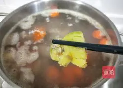 Illustration of how to make octopus powder, arrowroot, carrot and pork bone soup 4