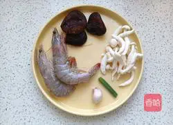 Illustration of how to make prawn and mushroom soup 1