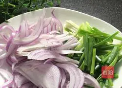 Spiced onions Illustration of how to make shredded pork 4