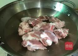 Illustration of how to make braised pork ribs with tea tree mushrooms 2