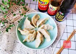 Illustration of how to make vegetarian Sanxian dumplings 13 