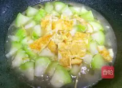 Illustration of how to make loofah and egg soup 9