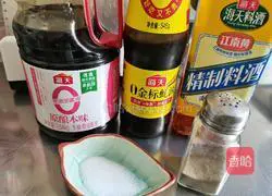 Illustration of how to steam cabbage and pork with pink skin 3