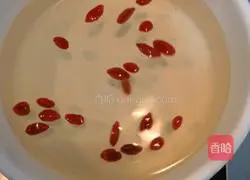 Illustration of how to make wolfberry sprout and egg soup 5