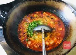 Illustration of how to make hand-made mutton noodles 11