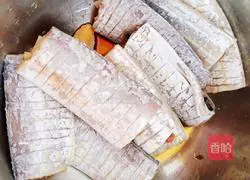 Illustration of how to make fish in the intestines for a long time 3