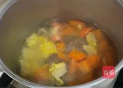 Illustration of how to make carrot, corn and ribs soup 6
