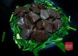 Illustration of how to stir-fry pig blood with leeks 5