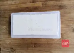 Illustration of how to make lactone tofu mixed with preserved eggs 2