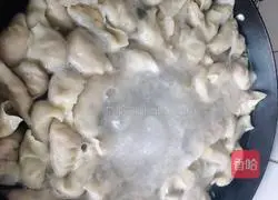 Illustration of how to make dumplings stuffed with cabbage, fungus and sea rice 7