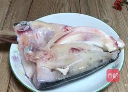 Illustration of how to make wolfberry tofu and fish head soup 2