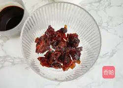 Illustration of how to make longan milk coffee 2