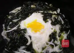 Wuyun Yingyue (Seaweed and Egg Noodle Soup) Recipe Illustration 6