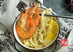 Fresh shrimp hand in clear soup Illustration of how to roll dough 19