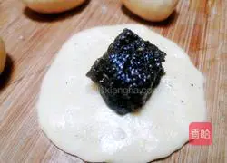Illustration of how to make sweet-scented osmanthus and sesame glutinous rice balls 12