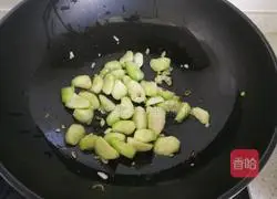 Illustration of how to make clam and luffa soup 8