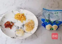 Illustration of how to make peach gum, soap horn, rice, snow swallow and lily soup 1