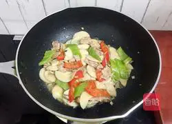 Illustration of how to make fried pork slices with king oyster mushroom 17