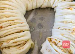 Illustration of making large flower rolls 20