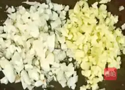 Winter Melon and Shrimp Skin Soup Recipe Illustration 3