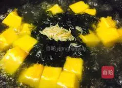 Illustration of how to make seaweed, shrimp skin and pumpkin soup 5
