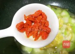 Illustration of how to make loofah and egg soup 10