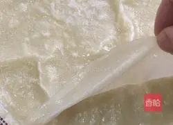 Illustration of how to make egg rolls with dumpling skin 5