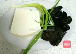 Illustration of how to make fungus and tofu soup 1