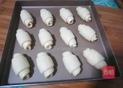 Illustration of how to make small bread rolls 17