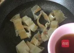 Illustration of how to cook chicken soup with fish maw 4