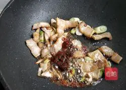 Illustration of how to make cabbage, pork belly and frozen tofu stew 10