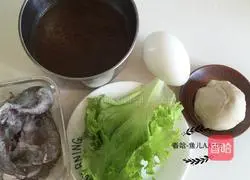 Illustration of how to make chicken soup prawn noodles 1