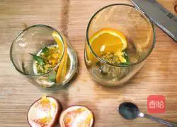 Illustration of how to make mint fruit drink 7