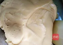 Illustration of how to make egg yolk and bean paste mooncakes 2