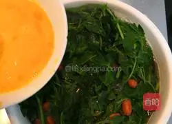 Illustration of how to make wolfberry sprout and egg soup 8